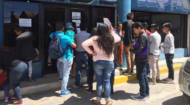 Padres de familia y aspirantes buscaban más información en la Universidad Central del Ecuador. Foto: Betty Beltrán / ÚN