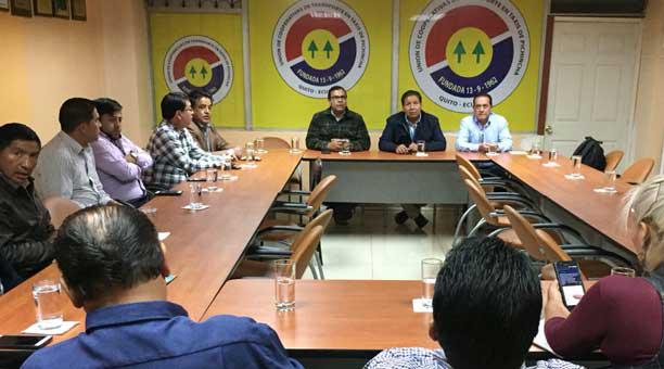 Dirigentes de las cooperativas de taxis de Pichincha se reunieron la mañana de este martes, 21 de agosto del 2018, en la sede ubicada en la zona de la Tribuna del Sur. Foto: Eduardo Terán / ÚN