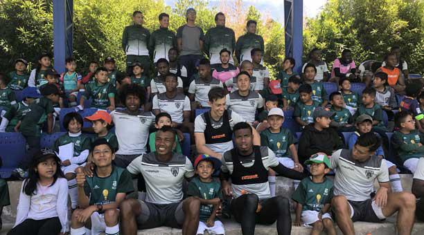 Jugadores del Independiente saludaron y firmaron autógrafos a niños de escuelas de fútbol, el jueves 23 de agosto del 2018. Foto: Álex Puruncajas / ÚN