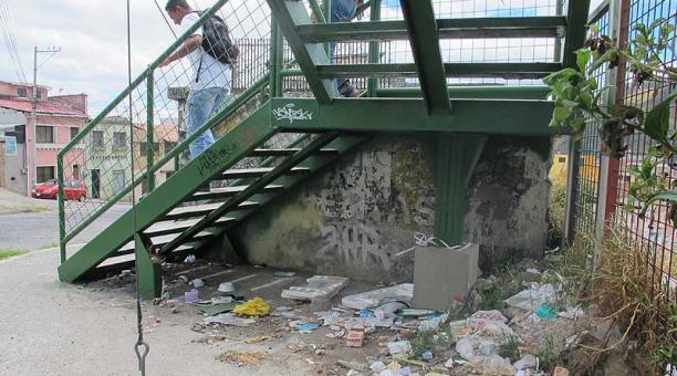 Los desechos se acumulan debajo del puente en la avenida Oriental. Foto: María Belén Cauja / ÚN