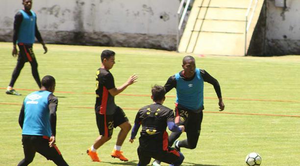 Un entrenamiento de Aucas en el estadio Gonzalo Pozo Ripalda, en el sur de Quito. Foto: ÚN