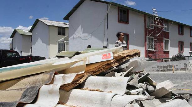 Por los fuertes vientos ya hay novedades. En algunas viviendas hubo daños en los techos. Fotos: Eduardo Terán / ÚN