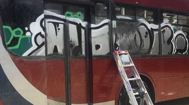 Para limpiar cada grafitis de los buses se invierte unos USD 500. Foto: Eduardo Terán / ÚN