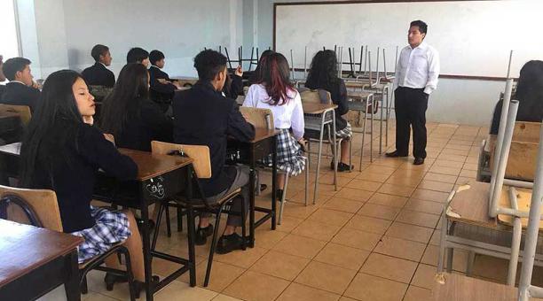 En las aulas, los estudiantes más grandes del cole escogieron sus puestos. Foto: Eduardo Terán / ÚN