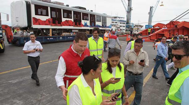 Los primeros vagones del Metro de Quito llegaron al puerto de Manta. Foto: Enrique Pesantes / ÚN