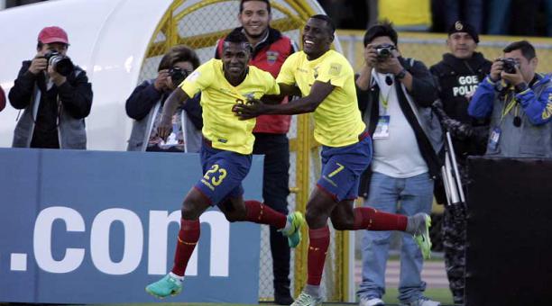 Miller Bolaños y Marcos Caicedo celebran uno de los goles anotados en las eliminatorias 2018. Foto: archivo / ÚN