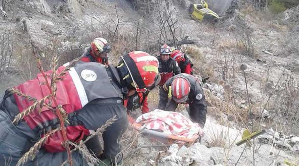 Bomberos de Quito rescataron a las víctimas: dos mujeres y el conductor. Foto: cortesía Cuerpo de Bomberos Quito