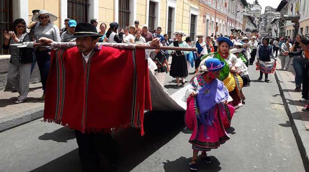 Los 270 bailarines de la agrupación festejaron por las calles del Centro. Foto: Daniel Romero / ÚN