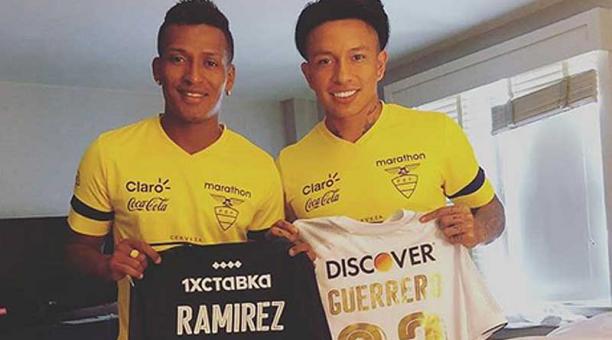 Fernando Guerrero (izq) junto a Christian Ramírez intercambian camisetas en la Tri. Foto: Instagram Fernando Guerrero