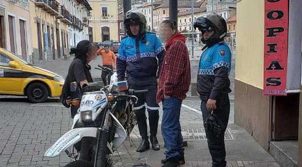 En las calles Loja y Venezuela se arrestó a dos jóvenes, otros dos escaparon. Foto: cortesía