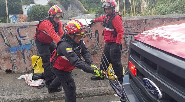 El rescate fue en las riveras del río Machángara. Foto: cortesía Bomberos Quito