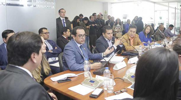 El fiscal Paúl Pérez Reina (centro), acudió ayer, 11 de septiembre del 2018, a una de las Comisiones de la Asamblea por otro tema. Foto: Asamblea