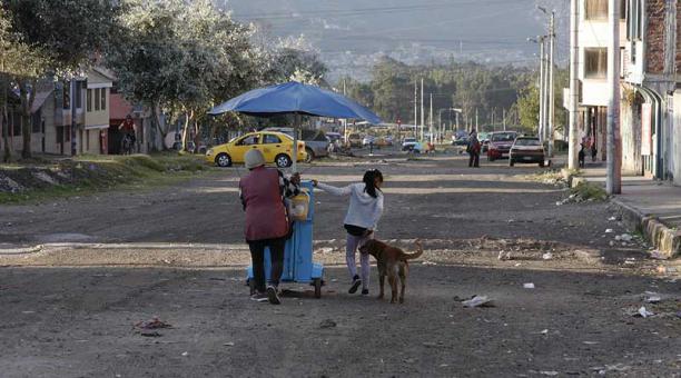 La calle sin pavimentar en Quitumbe Ñan genera molestias en los vecinos. Foto: Armando Lara / para ÚN