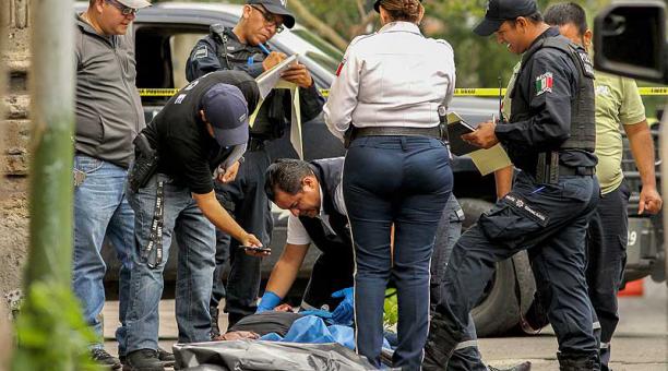 En Guadalajara, la Policía levanta el cadáver de un hombre asesinado. Foto: AFP