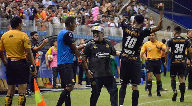 Vinicio Angulo celebra con Maradona y muestra su camiseta a la afición. Foto: Twitter Dorados de Sinaloa