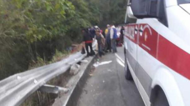 Los servicios de emergencia acudieron para atender el accidente de tránsito en la vía Balsas-Machala. Foto: cortesía Notiflash
