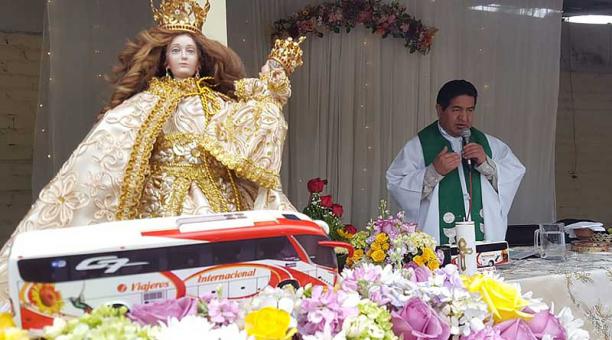 La Virgen de El Cisne y réplicas en miniatura de unidades de la Cooperativa Viajeros, en el altar. Foto: Lineida Castillo / ÚN