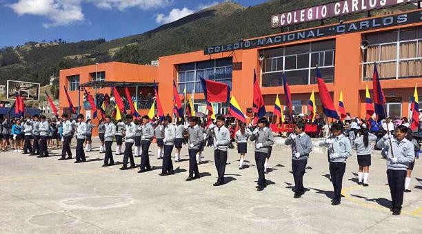 Los futuros bachilleres del Colegio Carlos Zambrano juraron la bandera al pie del Pichincha. El plantel tiene, en la actualidad, 985 estudiante. Foto: Ana Guerrero / ÚN