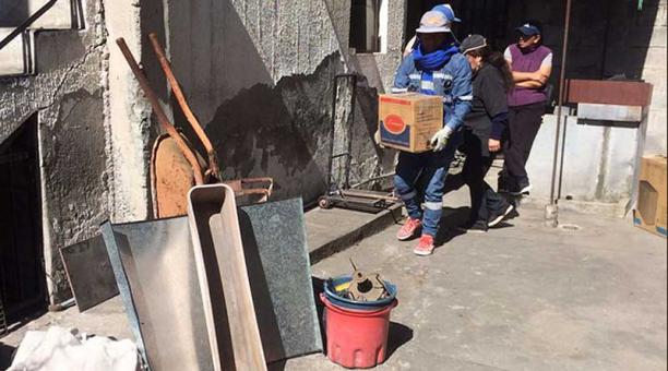Personal municipal ayudó a sacar las cosas de una familia ubicada en Turubamba Alto, en el sur de Quito. Foto: cortesía Municipio
