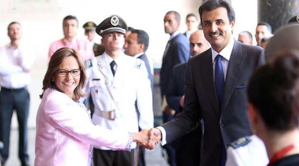 La presidenta de la Asamblea, Elizabeth Cabezas, recibió al Emir de Catar en la puerta de la Asamblea. Foto: Diego Pallero / ÚN