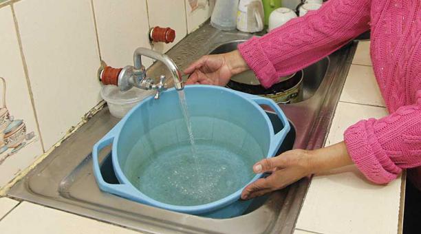 La Epmaps recomienda abastecerse de agua para los días de suspensión del servicio. Foto: archivo / ÚN