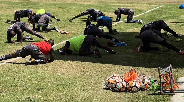 Los jugadores de El Nacional estiran después de la práctica de ayer, 3 de octubre, en el complejo de El Sauce, en Tumbaco. Foto: David Paredes / ÚN