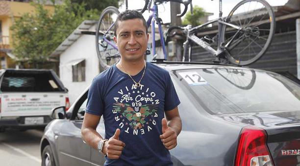 El ciclista colombiano Darwin Atapuma trajo su equipo de pelados al país. Foto: Patricio Terán / ÚN