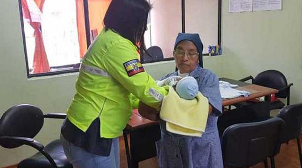 El momento en que la Policía entregaba al bebé en el Hogar del Niño. Foto: cortesía Policía Nacional