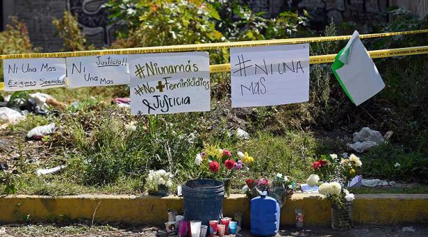 En Ecatepec, estado mexicano, se colocaron flores y carteles en memoria de las víctimas. Foto: AFP