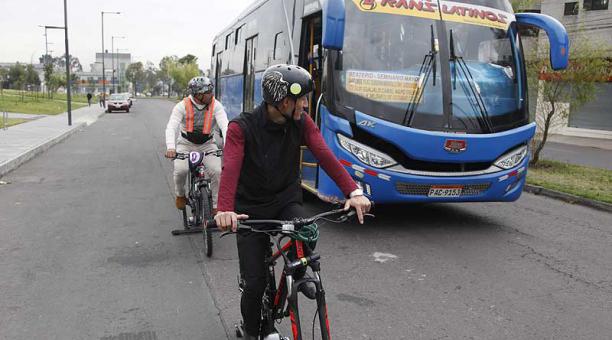 Los conductores se subieron a las bicicletas en la avenida Lira  Ñan, en Quitumbe, en el sur. Foto: Galo Paguay / ÚN