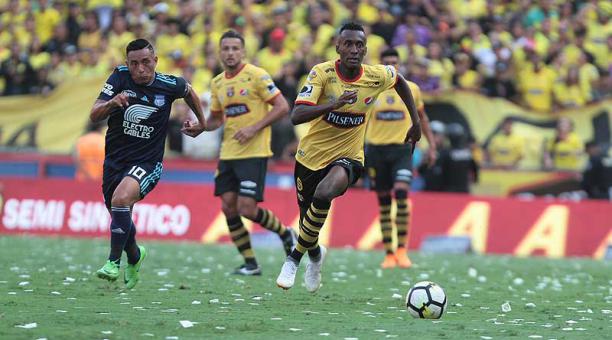 Béder Caicedo, de Barcelona, avanza con el balón ante el volante Hólger Matamoros, en el estadio Monumental de Guayaquil. Foto: Enrique Pesantes / ÚN