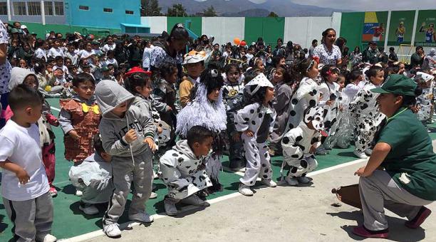Los estudiantes también fueron disfrazados con trajes de perritos y hasta hicieron coreografías alusivas a las mascotas. Foto: Ana Guerrero / ÚN