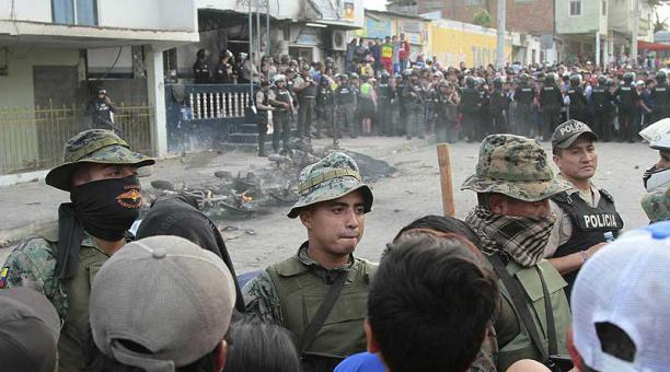 Militares rodearon el sitio donde los moradores de Posorja incendiaron el taxi de los supuestos secuestradores. Foto: Mario Faustos / ÚN