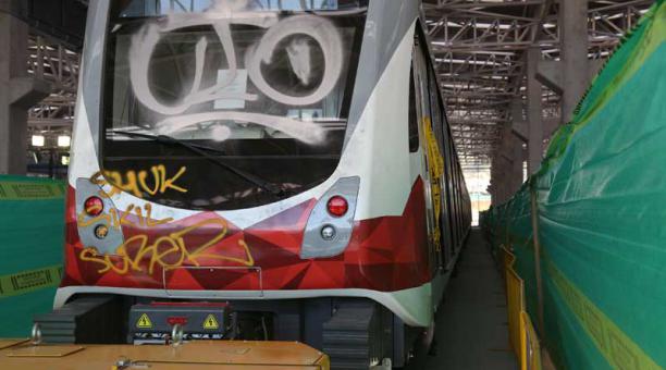 El 9 de septiembre uno de los vagones del tren del Metro de Quito fue grafiteado. Foto: Diego Pallero / ÚN