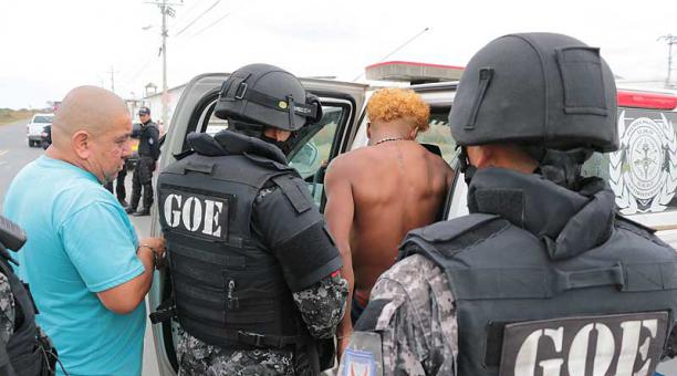 La Policía allanó domicilios en Posorja y encontró a ocho de los 15 sospechosos de la triple muerte. Foto: Joffre Flores / ÚN