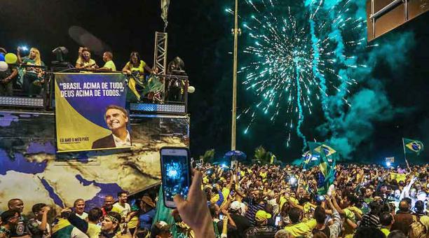 Millones de brasileños celebraron en las calles el triunfo del ultraderechista Jair Bolsonaro como presidente de Brasil. Foto: EFE