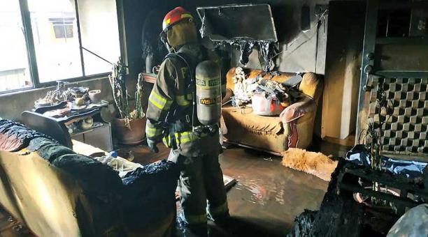 En el incendio del departamento también resultó herida una mujer de 82 años. Foto: Twitter Bomberos Quito
