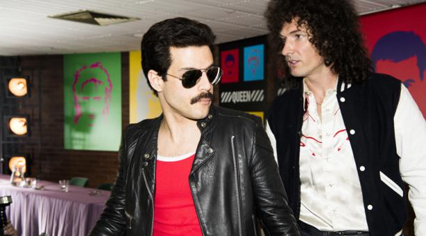 Los actores Rami Malek (i) como Freddie Mercury y Gwilym Lee (d) como Brian May, durante una escena de la película 'Bohemian Rhapsody'. Foto: EFE