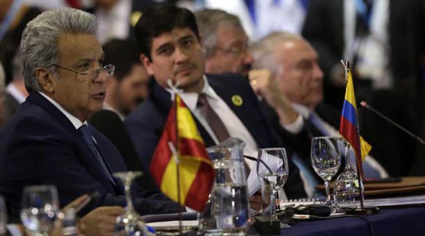 El presidente de Ecuador, Lenin Moreno (i), pronuncia un discurso en la sesión plenaria de jefes de estado en la XXVI Cumbre Iberoamericana, en Antigua, Guatemala. Foto: EFE
