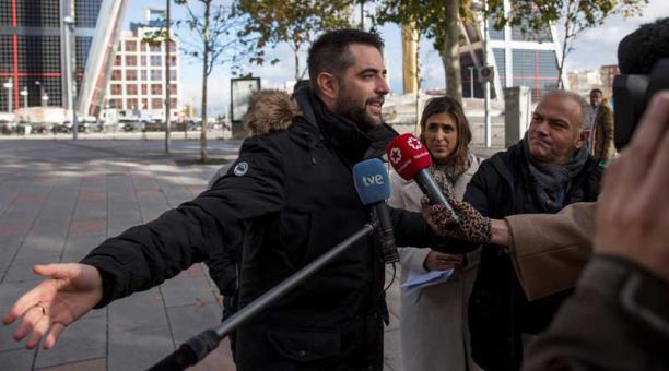 El humorista Dani Mateo es llamado por la justicia por sonarse la nariz con la bandera de España en una escena del programa 'El Intermedio' de La Sexta.  Foto: EFE