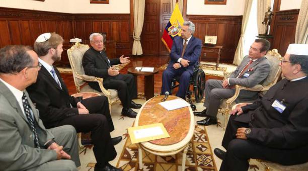 El presidente Moreno recibió a un pastor evangélico, un imán, un rabino y al Arzobispo de Quito.