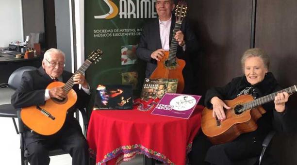 Arriba, las guitarras de los mejores músicos de Quito. Abajo, Mario Godoy Aguirre. Foto: Bettu Beltrán / ÚN