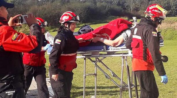 Uno de los pacientes fue llevado en el helicóptero de los Bomberos hasta un centro de salud de la capital. Foto: Twitter Bomberos Quito