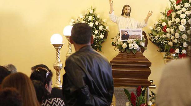 La despedida de Luis Fernando se llevó a cabo ayer, 9 de diciembre. Familiares y amigos estuvieron en el acto. Foto: Galo Paguay / ÚN