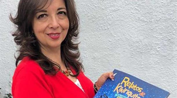La escritora Rina Artieda muestra el segundo volumen de Kikirikito. El primero se publicó en 2012. Foto: Ana Guerrero / ÚN