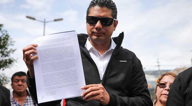Fernando Balda muestra el documento donde consta la denuncia contra Correa. Foto: EFE