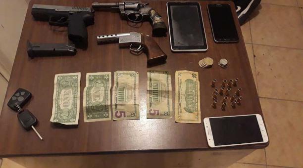 La Policía informó que halló evidencias: un revólver de fabricación nacional con 2 vainas percutidas, un arma artesanal, un arma con 15 municiones de fogueo, una maleta negra con una tablet, un celular y USD 28,53. Foto: cortesía Policía