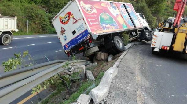 El camión se viró la madrugada de este 17 de diciembre del 2018, en una curva, cerca del puente de Guápulo. Foto: Galo Paguay / ÚN