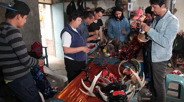 Los artesanos de Píllaro trabajan en la elaboración de las estrafalarias caretas de la Diablada. Foto: archivo / ÚN