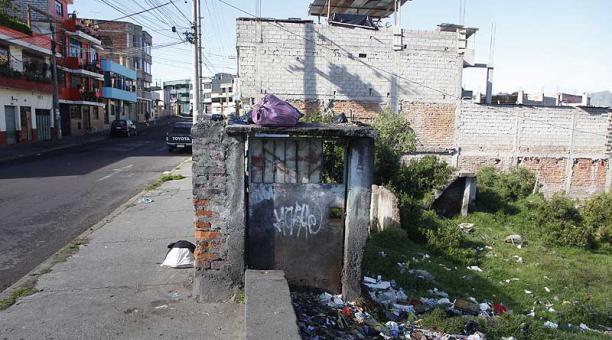 Así de feos se ven por la basura los terrenos botados en la Nariz del Diablo. Foto: Galo Paguay / ÚN
